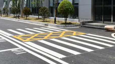優(yōu)質(zhì)企業(yè)廠區(qū)道路劃線，高效安全的必備選擇！